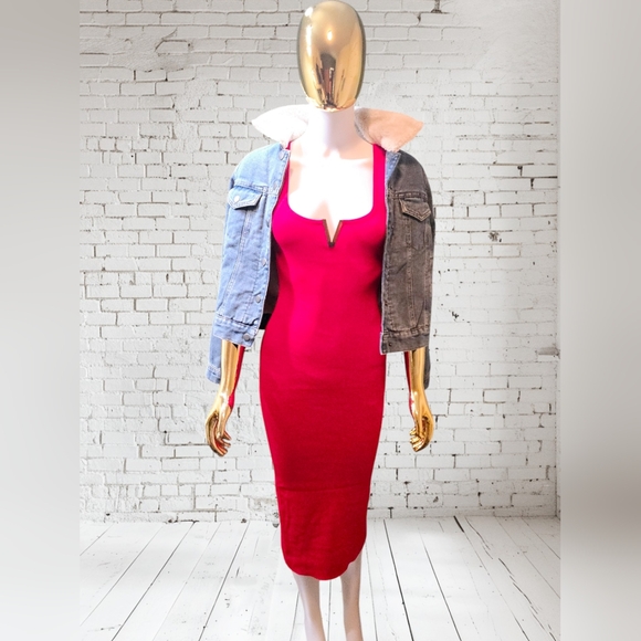 Galita Tight red dress with a golden detail in the center - Picture 9 of 9